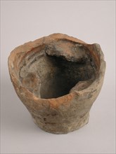 Half pottery pot from the lead white industry, three lobes on the inside, pot holder fragment soil found ceramic earthenware