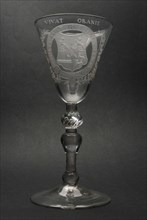 Goblet engraved with escutcheon from Stadholder Willem V and VIVAT ORANIE, wine glass drinking glass drinking utensils tableware