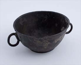 Pewter porridge bowl with two twisted ring ears, porridge crockery holder soil find tin metal, cast soldered Porcelain pans