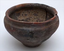 Pottery pot on small standing surface, wide, receding top edge, indigenous pottery, pot holder soil found ceramic earthenware