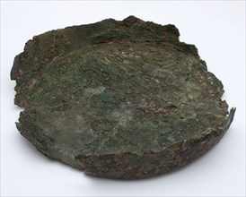 Large bronze plate with raised edge, kitchenware floor found bronze metal, die-cast hammered round bronze plate with raised rim