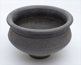 Earthenware pot with wide top edge and very small stand, terra nigra, decorated with grooves, pot holder soil found ceramic