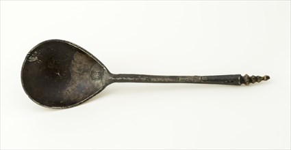 Pewter spoon with round leaves, marked, at the end of the stem spike of nodules, spoon cutlery soil found tin brass metal, w 5,3