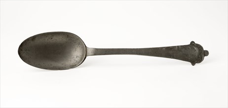 Pewter spoon with oval leaf with portrait King George III on the stem, spoon cutlery tin metal, w 4,3 poured beaten Pewter spoon