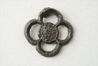 Pin or horseshoe in the form of an onion flower with four leaves, pilgrims insignia insignia devotionalia seizure? soil find