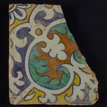 Ornament tile, central kidney-shaped green and brown floral shape, corner motifs, quarter rosette and save technique, wall tile