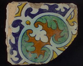Ornament tile, central kidney-shaped green and brown floral shape, corner motifs, quarter rosette and saving technique, wall