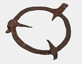Iron trivet, trims equipment tool found iron metal, forged Round iron trivet or trivet on three curved legs.