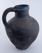 Large dark gray jug on three standard fins, jug crockery holder soil find ceramic earthenware, hand-turned baked Large dark gray