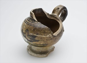 Majolica mustard pot, on which polychrome pigeon, mustard pot crockery holder soil find ceramic earthenware glaze tin glaze lead