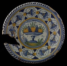 Majolica dish with polychrome decor, fruit bowl in the mirror, plate crockery holder soil find ceramic earthenware glaze tin