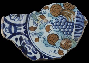Fragment majolica dish with polychrome fruit, rim in Wanli style, dish plate crockery holder soil find ceramic earthenware glaze