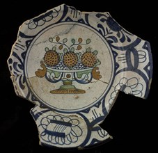 Majolica dish with polychrome fruit bowl, rim in Wanli style, dish plate crockery holder soil find ceramic earthenware glaze tin