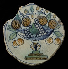 Soul fragment majolica dish with polychrome fruit bowl, dish plate crockery holder soil find ceramic earthenware glaze tin glaze