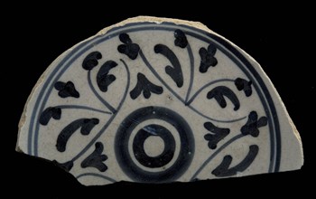 Fragment faience plate, blue on white, brushstroke decor, reverse side arches decor, plate crockery holder soil find ceramic