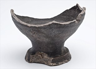 Foot of cup, ball-shaped model on foot, gray, proto-stoneware, cup drinking utensils tableware holder fragment soil found clay