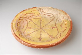 Dish, red pottery, silt, decorated with fantasy weapon in sgraffito technique, dish crockery holder soil find ceramic