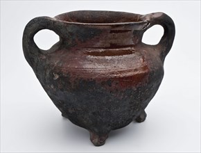 Pottery grape on three legs, sparing lead glaze, two ears, grape cooking pot tableware holder utensils earthenware ceramics