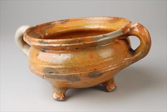 Low pot on three legs, yellow-brown pottery, with two ears, cooking pot tableware holder utensils earthenware ceramics