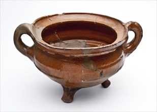 Pottery cooking pot on three legs, two ears, wide model with lead glaze, grape cooking pot tableware holder kitchen utensils