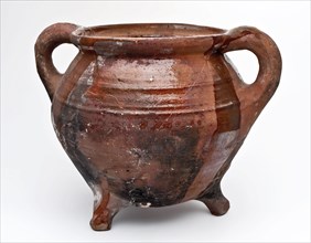 Pottery grape on three legs, sparing lead glaze, two ears, two profile rings around the shoulder, grape cooking pot tableware
