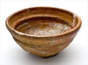 Earthenware comes on three stand fins with necking under the outer edge, bowl bowl crockery holder soil find ceramic earthenware