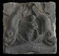 Facade stone with the personification of Hope between two dolphins and OP GODT HOOP ICK, facing stone sculpture sculpture