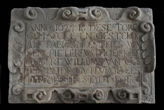Facade stone with text in the year 1624 is dese tore mapped ... Rotterda, facing brick foundation stone sculpture sculpture