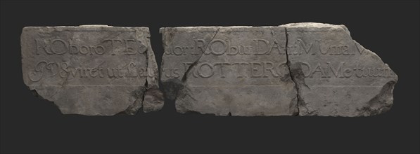 Facade stone with latin text ROboro TE c ... Dor: RObur DAnt MUnial M ... JVSviret ut Lau..Us ROTTERODAMetuun, facing brick