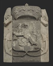 Facade stone in three parts, crowned shield with climbing lion with sword and arrows, on both sides anchors, facing brick