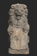 Sculpted seated lion with coat of arms, on square pedestal, sculpture sculpture building component sandstone stone textile paint