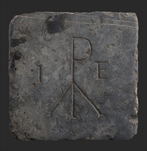 Tombstone with initials IE and P with two slanted legs, tombstone slate stone, minced Square tombstone with initials and private