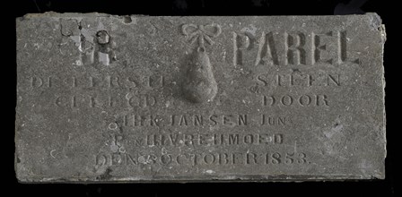 Facade stone with text De Parel (embossed pear-shaped pearl on bow) The first stone laid by I.H.K. Jansen Junr, P. And H.I