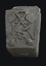 Stone of the vleeshal, Rotterdam, front two crossed axes, decorated on the bottom, keystone building element facing stone