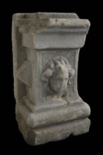 Basement with female head, basement ornament building component sandstone stone, sculpted Rectangular basement with woman's head
