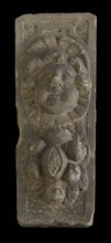 Keystone with gable head, woman with convex cheeks, keystone gable ornament building component sandstone stone, sculpted