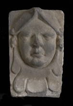 Head with headgear and collar, gable wall stone ornament sculpture sculpture building component sandstone stone, sculpted Above