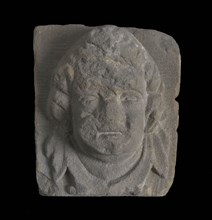 Head, child with double chin, gable gable ornament sculpture sculpture building material sandstone stone, sculpted Above wider