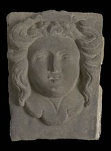 Head, woman with lobed collar, gable wall stone ornament sculpture sculpture building component sandstone stone, sculpted Above