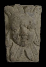 Head, face with hat and collar, gable wall stone ornament sculpture sculpture building component sandstone stone, sculpted Above