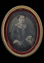 Portrait photo of woman, daguerreotype photo footage wood leather velvet glass metal, size) Portrait photo of woman in an oval