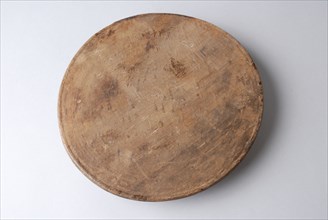 Wooden sign or teljoor, plate crockery holder soil find oak? wood, oval) sawn turned Flat wooden board or teljoor Probably oak