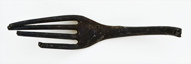 Fork with four teeth and flattened hexagonal handle, fork cutlery soil find tin? metal, current form) archeology Rotterdam