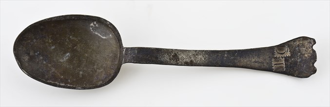 Pewter spoon with oval bowl, rat tail with beak, flat handle, pied the biche handle end, spoon cutlery soil find tin metal, I