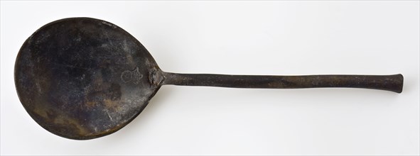 Spoon with fig-shaped container and round, slightly tapered stem, spoon cutlery soil find tin metal, cast Figs-shaped bowl short