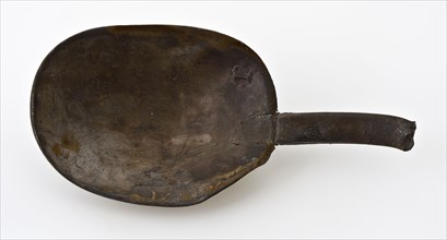 Oval bowl of spoon with flattened, square handle, spoon cutlery soil find tin metal, poured Oval spoon tray short rat tail