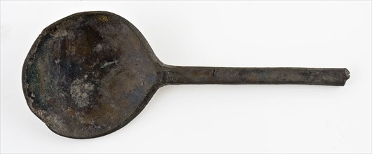 Spoon with round bowl and flattened, hexagonal handle, spoon cutlery soil find tin metal, cast Round tray short rat tail