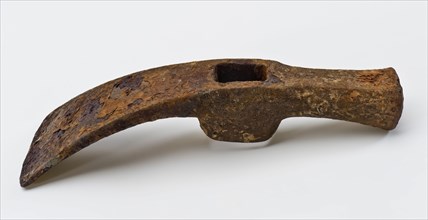 Carpenter's drawbar with drawbar on one side and hammer on the other side, carpenter drawbar drawbar tool kit soil find iron