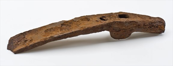 Carpenter's drawbar with drawbar on one side and hammer on the other side, carpenter drawbar drawbar tool kit ground find iron