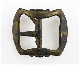 Brass shoe buckle, tied in the middle with three lobes, clasp fastener component soil find copper brass metal, Rectangular